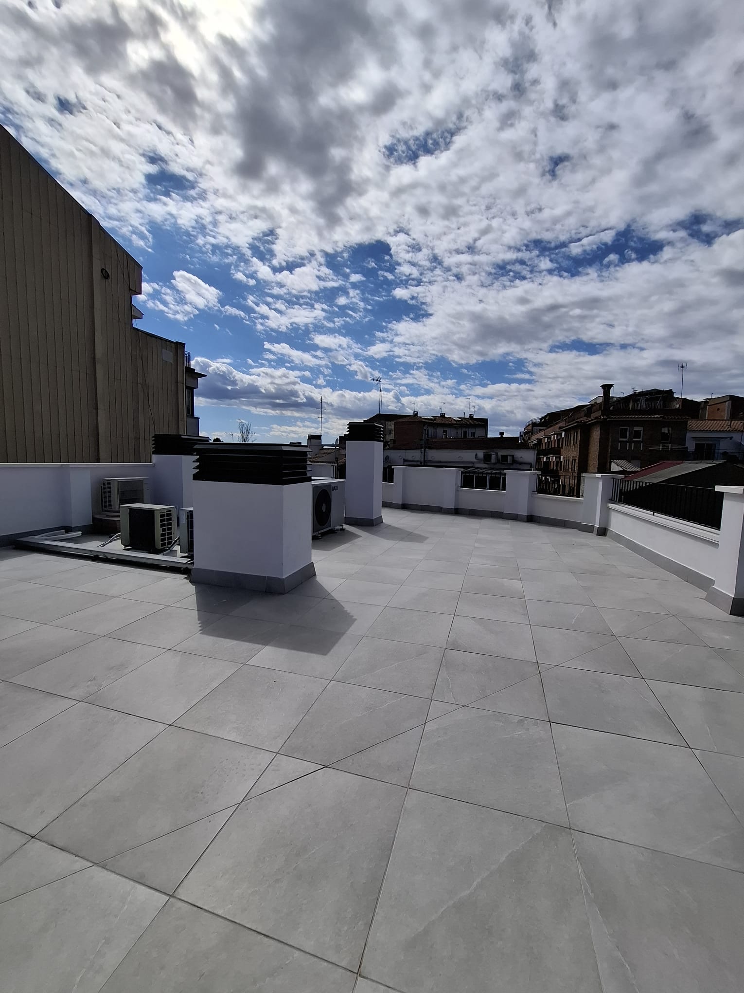 Terraza comunitaria en la azotea de Residencial Júlia con vistas a Sant Cugat